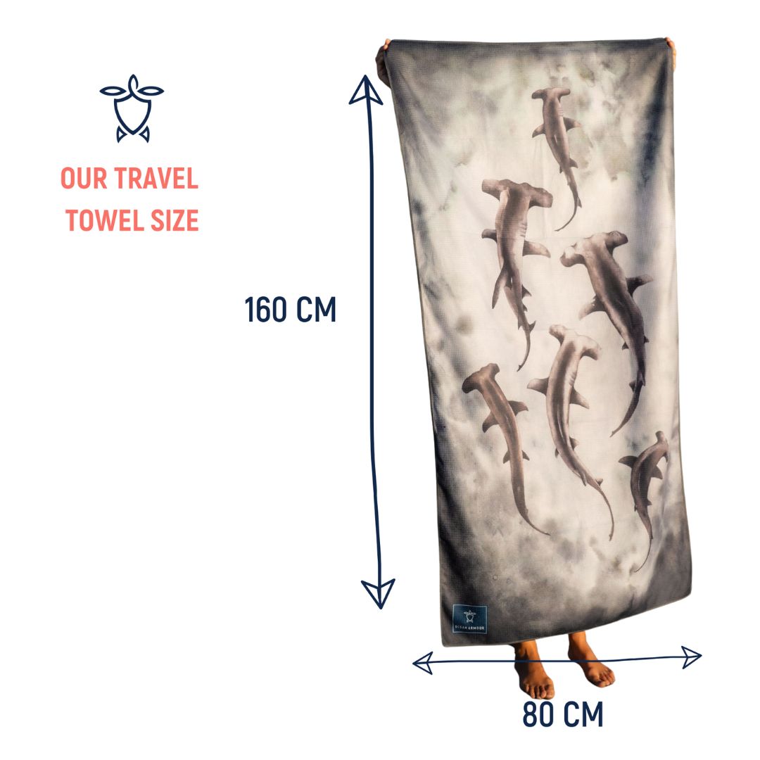 Size guide showing the Hammerhead Shark quick-dry sand-free beach towel measuring 160 centimeters long by 80 centimeters wide, featuring a watercolor-style hammerhead shark design on a gray ocean-inspired background.